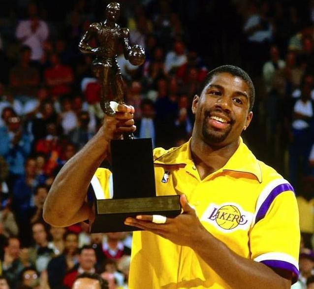 睛地关注着 睛地关注着