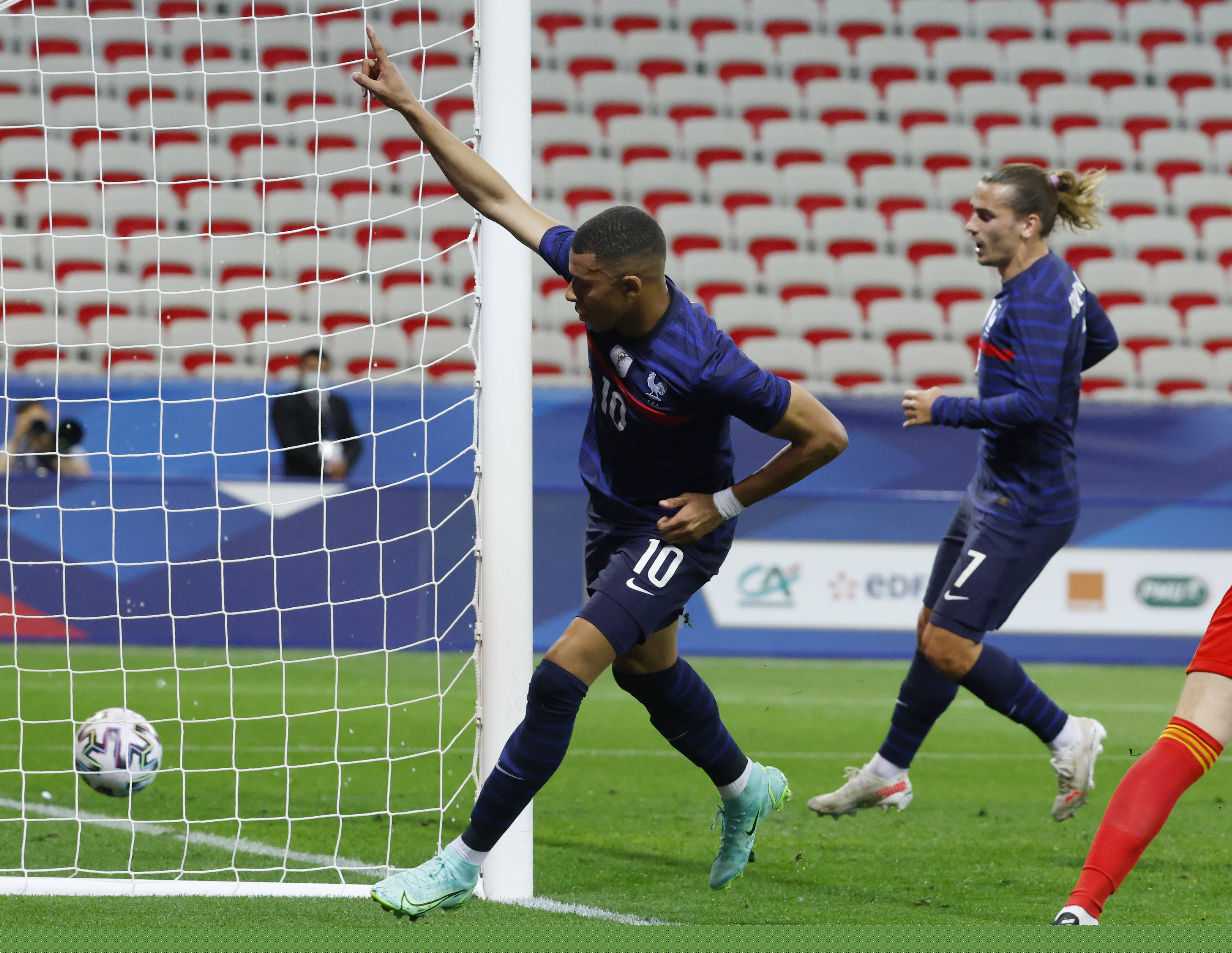 本文聚焦他 本文聚焦他